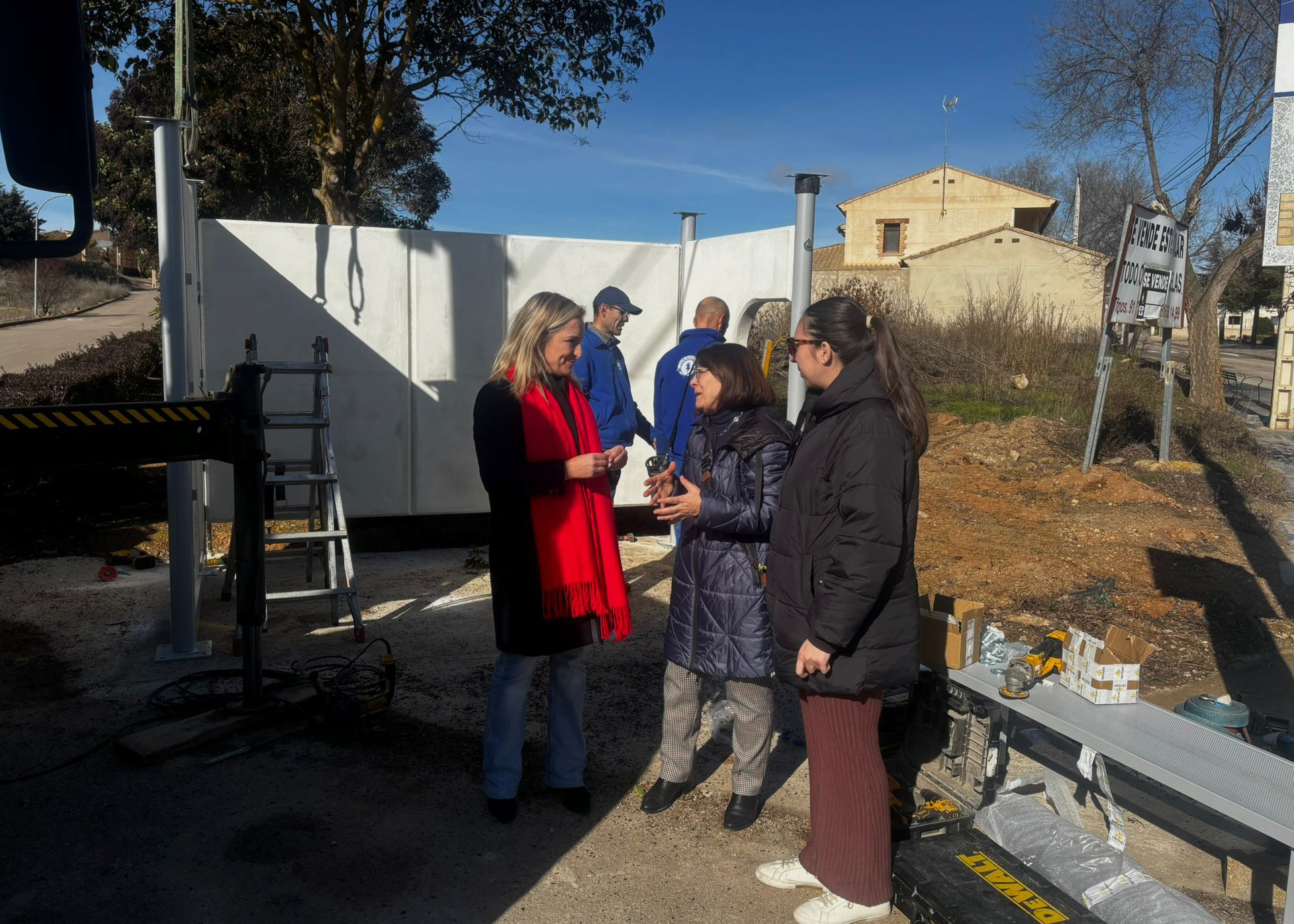 La Junta inicia en Vara de Rey la mejora de las paradas de autobús en la provincia de Cuenca 2 Instalacion