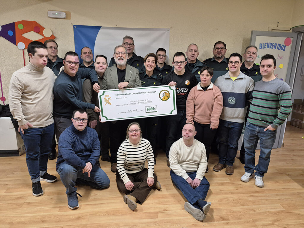 La Guardia Civil de Cuenca entrega a la Asociación ADOCU un cheque solidario
