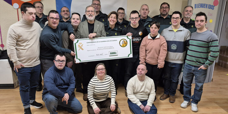 La Guardia Civil de Cuenca entrega a la Asociación ADOCU un cheque solidario