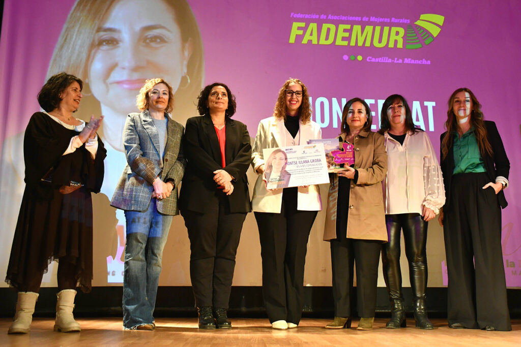 La Junta ha impulsado acciones de capacitación digital que han formado a más de 30.000 mujeres rurales en los últimos cinco años