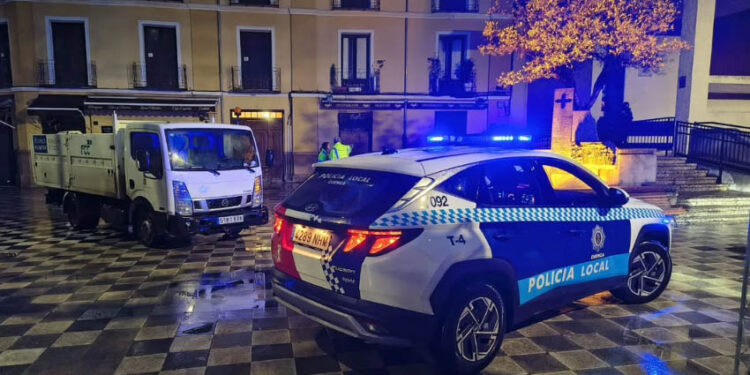 La Policía Local de Cuenca y FCC colaboran en la limpieza y asistencia social en San Esteban