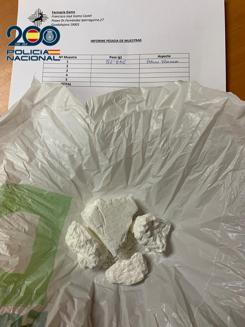 La Policía Nacional detiene en Guadalajara a un varón tras ser sorprendido con 52 gramos de cocaína en roca 2 La Policía Nacional detiene en Guadalajara a un varón tras ser sorprendido con 52 gramos de cocaína en roca