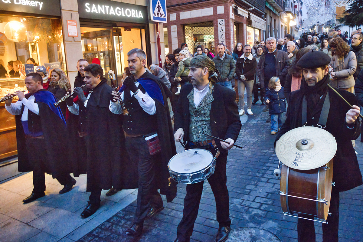 La lluvia da tregua a la celebración de San Antón y a la salida de la Botarga en Guadalajara