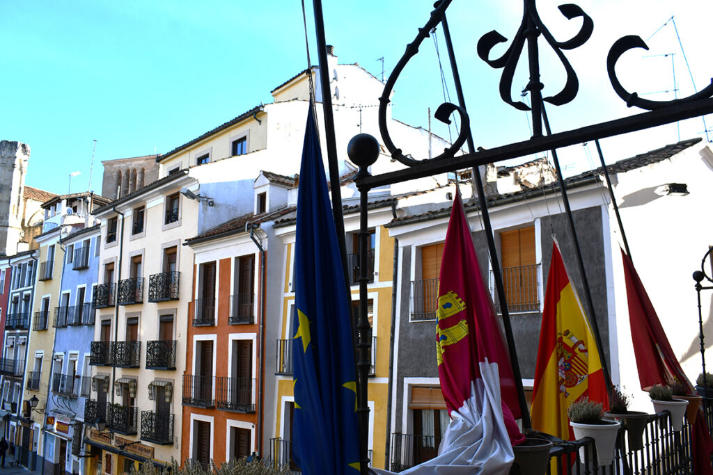Las banderas del Ayuntamiento de Cuenca ondean a media asta en señal de duelo por el accidente ferroviario en Adamuz