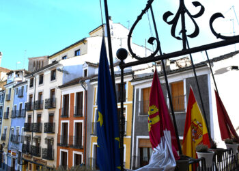 Las banderas del Ayuntamiento de Cuenca ondean a media asta en señal de duelo por el accidente ferroviario en Adamuz