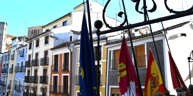 Las banderas del Ayuntamiento de Cuenca ondean a media asta en señal de duelo por el accidente ferroviario en Adamuz