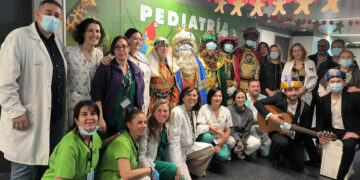 Los Reyes Magos y Ana Guarinos sorprenden a niños y mayores en el Hospital Universitario de Guadalajara