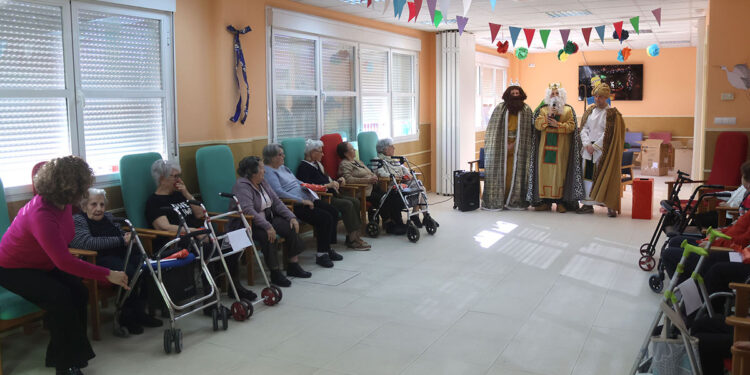 Los Reyes de Oriente llevan su magia al Centro de Mayores de Cabanillas 1 Los Reyes de Oriente llevan su magia al Centro de Mayores de Cabanillas