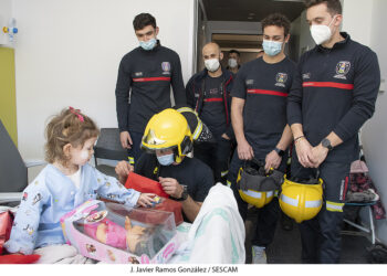 Los bomberos del Ayuntamiento de Guadalajara visitan el Hospital Universitario de Guadalajara