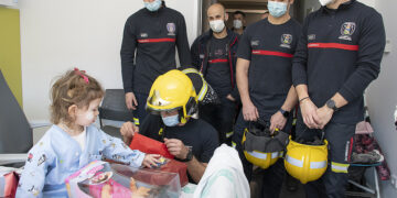 Los bomberos del Ayuntamiento de Guadalajara visitan el Hospital Universitario de Guadalajara