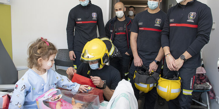 Los bomberos del Ayuntamiento de Guadalajara visitan el Hospital Universitario de Guadalajara 1 Los bomberos del Ayuntamiento de Guadalajara visitan el Hospital Universitario de Guadalajara
