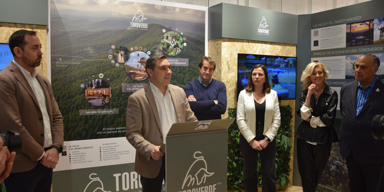 Martínez Chana reitera la intención de la Diputación de colaborar con Toroverde en la mejora de los accesos al parque