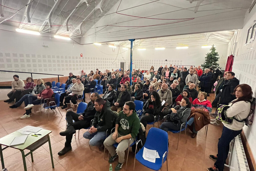 Más de un centenar de vecinos y vecinas de Campos del Paraíso han participado en la primera asamblea vecinal abierta contra la planta de biogás proyectada en el municipio. La asamblea puso de relieve claro mensaje de unidad, acción conjunta y organización colectiva frente al proyecto de planta de biometano y biofertilizantes previsto en el municipio. El encuentro evidenció una elevada implicación ciudadana y la voluntad compartida de actuar de forma coordinada, cívica y eficaz para defender el territorio.Uno de los principales acuerdos alcanzados durante la asamblea fue la constitución de una asociación vecinal, una decisión clave que permitirá dotar al movimiento ciudadano de entidad jurídica propia. Esta herramienta permitirá a los vecinos y vecinas personarse como parte afectada en el procedimiento, presentar alegaciones, solicitar reuniones ante las administraciones competentes y realizar un seguimiento formal de la tramitación del proyecto.La asamblea se desarrolló con una introducción de contexto en la que se expusieron los antecedentes del proyecto, su situación administrativa y las principales preocupaciones que genera en un municipio rural como Campos del Paraíso, que agrupa a las localidades de Carrascosa del Campo, Olmedilla del Campo, Loranca del Campo, Valparaíso de Abajo y Valparaíso de Arriba.Durante el encuentro intervino Ana Muñoz, vecina de Huete y miembro de la plataforma Pueblos Vivos Cuenca, quien ofreció una explicación divulgativa sobre este tipo de instalaciones, su vinculación directa con la proliferación de macrogranajas, el marco de impulso institucional existente y las experiencias registradas en otros territorios de Castilla-La Mancha. En su intervención subrayó la importancia de la organización vecinal, el trabajo técnico y la presión social como elementos determinantes en este tipo de procesos.Durante la asamblea intervino también el alcalde de Campos del Paraíso, quien reiteró de forma expresa la negativa del Ayuntamiento a apoyar la instalación de la planta, El regidor recordó que, el Consistorio no respaldará el proyecto y hará “todo lo que esté en su mano” para frenarlo, comprometiéndose además a realizar un pleno extraordinario donde materializar esa negativa.Tras un turno de intervenciones abierto, en el que numerosos vecinos compartieron inquietudes, propuestas y posibles líneas de actuación, la asamblea acordó estructurar el trabajo en tres grandes grupos. Logística y movilización, centrado en la organización de acciones, materiales, financiación y movilización ciudadana; comunicación y relacionamiento, orientado a la relación con medios de comunicación, redes sociales y canales informativos; técnico-legal, dedicado al análisis del proyecto, la preparación de alegaciones, recursos y el seguimiento administrativo.Solicitud de un pleno extraordinario para ratificar la oposición institucionalEntre las conclusiones de la asamblea se subrayó también la necesidad de celebrar un pleno extraordinario en el que el Ayuntamiento de Campos del Paraíso ratifique formalmente su oposición al proyecto, con el respaldo tanto del equipo de gobierno como de la oposición. Los vecinos consideran fundamental que esta posición quede reflejada de manera expresa en los órganos municipales y trasladada a las administraciones competentes como parte del procedimiento.Asimismo, durante la asamblea se planteó la celebración de un nuevo encuentro informativo en las próximas semanas, previsiblemente en torno al 14 de febrero, con la participación de colectivos y plataformas especializadas, con el objetivo de profundizar en los aspectos técnicos, ambientales y jurídicos del proyecto y del proceso de alegaciones.Próximas movilizaciones y dimensión comarcalLa asamblea acordó, asimismo, iniciar en las próximas semanas acciones de movilización social en Campos del Paraíso, que incluirán concentraciones, actos informativos y otras iniciativas. Estas acciones estarán abiertas a la participación de vecinos y vecinas de otros municipios de la comarca, con el objetivo de ampliar el alcance de la movilización y visibilizar una preocupación compartida en el medio rural.En este sentido, se puso de manifiesto que existe otro proyecto de planta de biometano proyectado en el municipio vecino de Huelves, situado a escasos kilómetros de Campos del Paraíso. Los asistentes coincidieron en la importancia de coordinarse con la población de Huelves y con municipios cercanos como Huete o Tarancón, para articular una respuesta comarcal ante la proliferación de este tipo de instalaciones y sus posibles impactos acumulativos sobre el territorio.La elevada asistencia y el clima de consenso reflejaron una ciudadanía organizada y decidida a implicarse activamente en la defensa de su entorno y de su modelo de municipio, iniciando una nueva fase marcada por la organización, la coordinación y la acción colectiva.