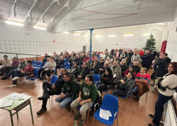 Más de un centenar de vecinos y vecinas de Campos del Paraíso han participado en la primera asamblea vecinal abierta contra la planta de biogás proyectada en el municipio. La asamblea puso de relieve claro mensaje de unidad, acción conjunta y organización colectiva frente al proyecto de planta de biometano y biofertilizantes previsto en el municipio. El encuentro evidenció una elevada implicación ciudadana y la voluntad compartida de actuar de forma coordinada, cívica y eficaz para defender el territorio. Uno de los principales acuerdos alcanzados durante la asamblea fue la constitución de una asociación vecinal, una decisión clave que permitirá dotar al movimiento ciudadano de entidad jurídica propia. Esta herramienta permitirá a los vecinos y vecinas personarse como parte afectada en el procedimiento, presentar alegaciones, solicitar reuniones ante las administraciones competentes y realizar un seguimiento formal de la tramitación del proyecto. La asamblea se desarrolló con una introducción de contexto en la que se expusieron los antecedentes del proyecto, su situación administrativa y las principales preocupaciones que genera en un municipio rural como Campos del Paraíso, que agrupa a las localidades de Carrascosa del Campo, Olmedilla del Campo, Loranca del Campo, Valparaíso de Abajo y Valparaíso de Arriba. Durante el encuentro intervino Ana Muñoz, vecina de Huete y miembro de la plataforma Pueblos Vivos Cuenca, quien ofreció una explicación divulgativa sobre este tipo de instalaciones, su vinculación directa con la proliferación de macrogranajas, el marco de impulso institucional existente y las experiencias registradas en otros territorios de Castilla-La Mancha. En su intervención subrayó la importancia de la organización vecinal, el trabajo técnico y la presión social como elementos determinantes en este tipo de procesos. Durante la asamblea intervino también el alcalde de Campos del Paraíso, quien reiteró de forma expresa la negativa del Ayuntamiento a apoyar la instalación de la planta, El regidor recordó que, el Consistorio no respaldará el proyecto y hará “todo lo que esté en su mano” para frenarlo, comprometiéndose además a realizar un pleno extraordinario donde materializar esa negativa. Tras un turno de intervenciones abierto, en el que numerosos vecinos compartieron inquietudes, propuestas y posibles líneas de actuación, la asamblea acordó estructurar el trabajo en tres grandes grupos. Logística y movilización, centrado en la organización de acciones, materiales, financiación y movilización ciudadana; comunicación y relacionamiento, orientado a la relación con medios de comunicación, redes sociales y canales informativos; técnico-legal, dedicado al análisis del proyecto, la preparación de alegaciones, recursos y el seguimiento administrativo. Solicitud de un pleno extraordinario para ratificar la oposición institucional Entre las conclusiones de la asamblea se subrayó también la necesidad de celebrar un pleno extraordinario en el que el Ayuntamiento de Campos del Paraíso ratifique formalmente su oposición al proyecto, con el respaldo tanto del equipo de gobierno como de la oposición. Los vecinos consideran fundamental que esta posición quede reflejada de manera expresa en los órganos municipales y trasladada a las administraciones competentes como parte del procedimiento. Asimismo, durante la asamblea se planteó la celebración de un nuevo encuentro informativo en las próximas semanas, previsiblemente en torno al 14 de febrero, con la participación de colectivos y plataformas especializadas, con el objetivo de profundizar en los aspectos técnicos, ambientales y jurídicos del proyecto y del proceso de alegaciones. Próximas movilizaciones y dimensión comarcal La asamblea acordó, asimismo, iniciar en las próximas semanas acciones de movilización social en Campos del Paraíso, que incluirán concentraciones, actos informativos y otras iniciativas. Estas acciones estarán abiertas a la participación de vecinos y vecinas de otros municipios de la comarca, con el objetivo de ampliar el alcance de la movilización y visibilizar una preocupación compartida en el medio rural. En este sentido, se puso de manifiesto que existe otro proyecto de planta de biometano proyectado en el municipio vecino de Huelves, situado a escasos kilómetros de Campos del Paraíso. Los asistentes coincidieron en la importancia de coordinarse con la población de Huelves y con municipios cercanos como Huete o Tarancón, para articular una respuesta comarcal ante la proliferación de este tipo de instalaciones y sus posibles impactos acumulativos sobre el territorio. La elevada asistencia y el clima de consenso reflejaron una ciudadanía organizada y decidida a implicarse activamente en la defensa de su entorno y de su modelo de municipio, iniciando una nueva fase marcada por la organización, la coordinación y la acción colectiva.