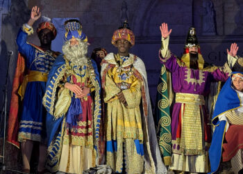 Miles de sonrisas ilusionadas dan calor a la noche más mágica del año con la llegada de los Reyes Magos a Guadalajara