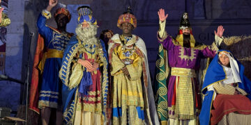 Miles de sonrisas ilusionadas dan calor a la noche más mágica del año con la llegada de los Reyes Magos a Guadalajara