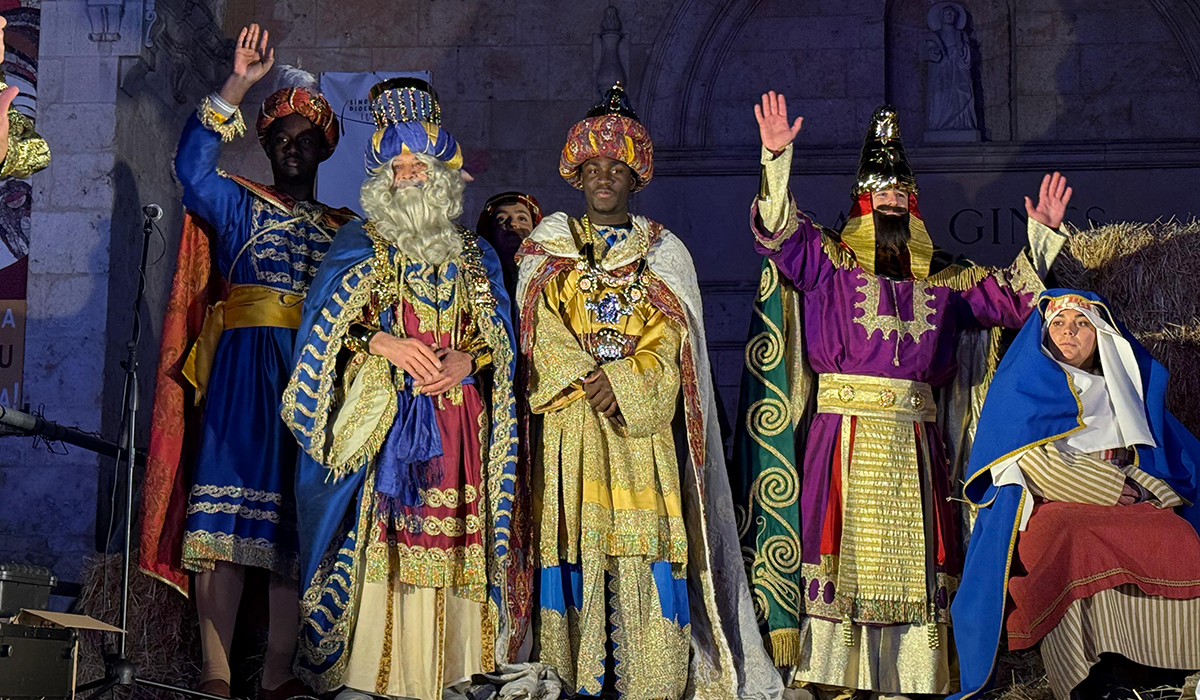 Miles de sonrisas ilusionadas dan calor a la noche más mágica del año con la llegada de los Reyes Magos a Guadalajara 2 Miles de sonrisas ilusionadas dan calor a la noche más mágica del año con la llegada de los Reyes Magos a Guadalajara