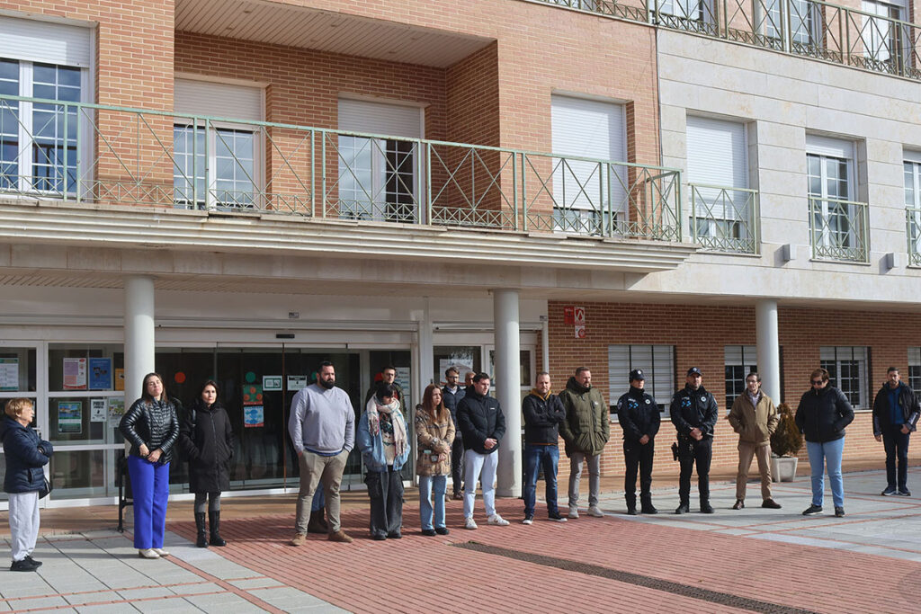 Minuto de silencio en Cabanillas en memoria de las víctimas de Adamuz