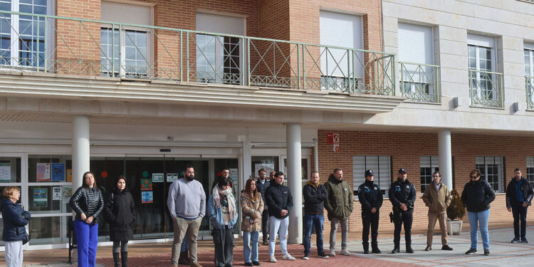 Minuto de silencio en Cabanillas en memoria de las víctimas de Adamuz