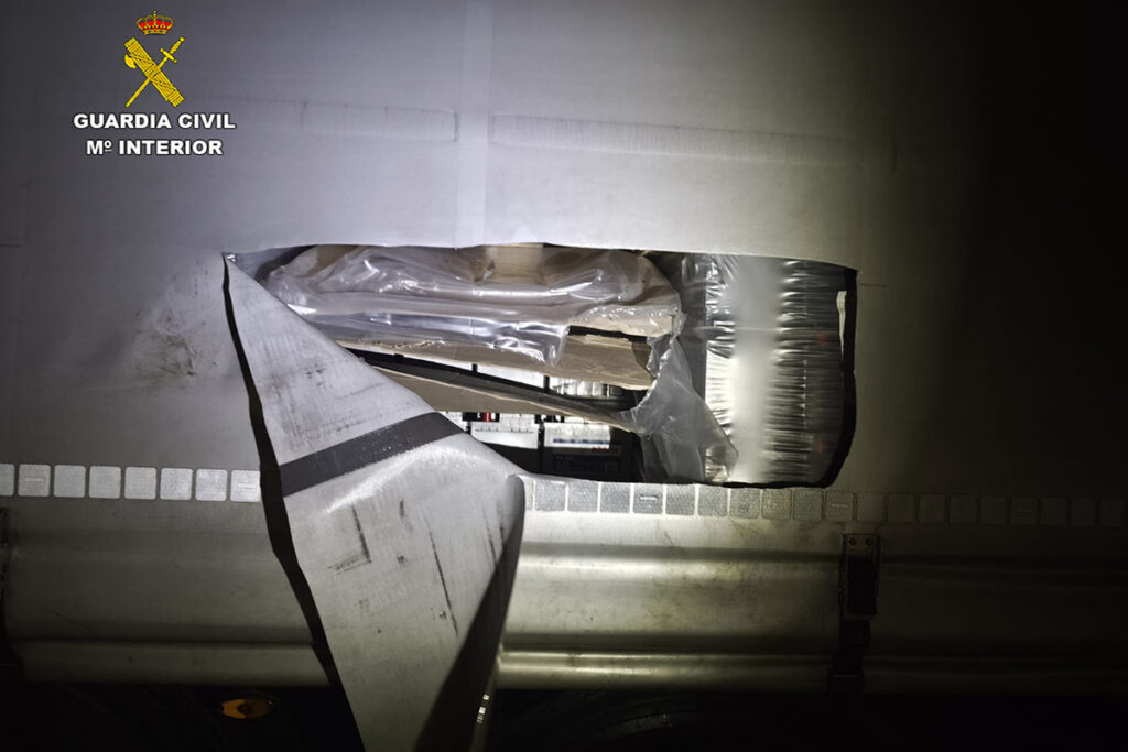 Persecución de película en la A-2 Detenidos tres jóvenes en Azuqueca tras robar 55 baterías de un camión y huir 70 km sin luces