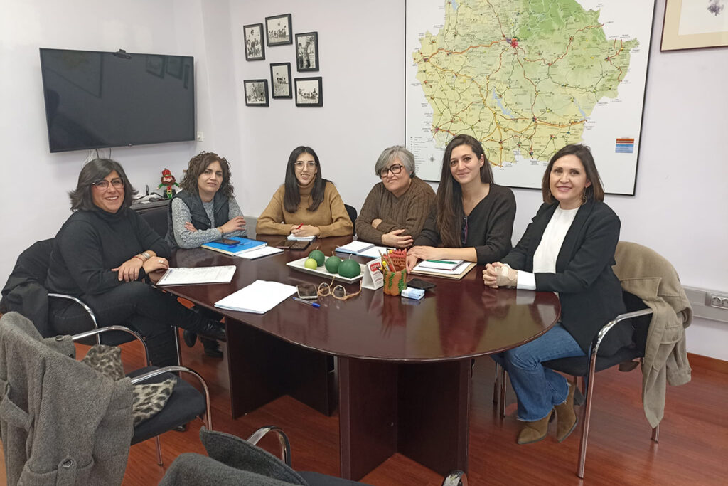 Representantes de “Viviendas Unidas” se reúnen con la delegada provincial de Bienestar Social de Cuenca