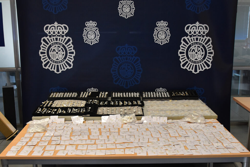 Roban un muestrario de joyas de 1,5 millones de euros en un área de servicio de la A-3 en Cuenca 2 Roban un muestrario de joyas de 1,5 millones de euros en un área de servicio de la A-3 en Cuenca