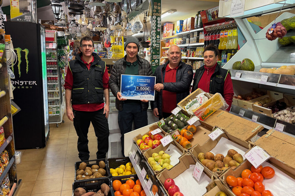 Tirso de Andrés realiza las compras del primer premio de los 1.500 euros del Doble, doble de Navidad en los comercios asociados a FEDECO