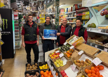 Tirso de Andrés realiza las compras del primer premio de los 1.500 euros del Doble, doble de Navidad en los comercios asociados a FEDECO