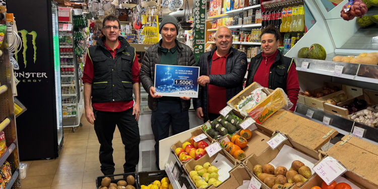 Tirso de Andrés realiza las compras del primer premio de los 1.500 euros del Doble, doble de Navidad en los comercios asociados a FEDECO