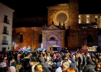 Tres visitas y mucha ilusión los Reyes Magos despiden la Navidad en Sigüenza