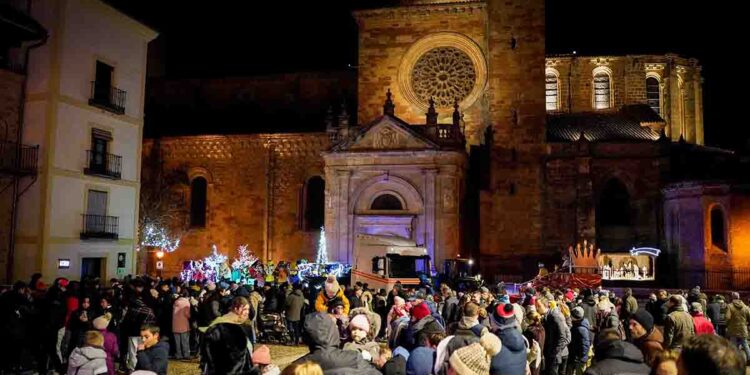 Tres visitas y mucha ilusión los Reyes Magos despiden la Navidad en Sigüenza