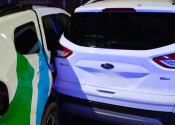 Un conductor pierde el control de madrugada en Cuenca y embiste a tres coches estacionados