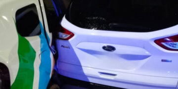 Un conductor pierde el control de madrugada en Cuenca y embiste a tres coches estacionados