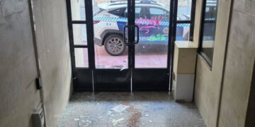 Vandalizan la entrada de la antigua comisaría de Cuenca