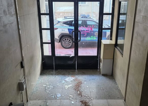 Vandalizan la entrada de la antigua comisaria de Cuenca 1