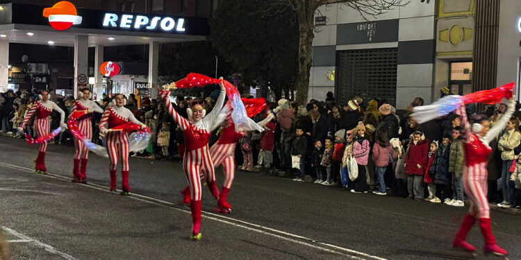 La ilusión de los Reyes Magos inunda Cuenca con una Cabalgata de luz, ilusión y 3.000 kilos de caramelos