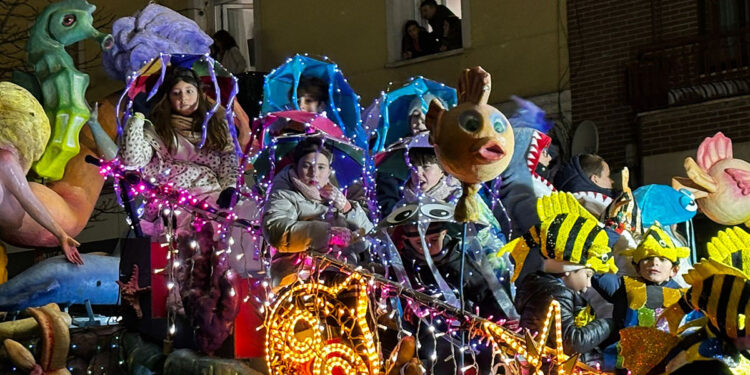 La ilusión de los Reyes Magos inunda Cuenca con una Cabalgata de luz, ilusión y 3.000 kilos de caramelos