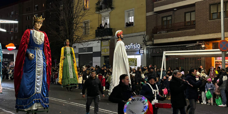 La ilusión de los Reyes Magos inunda Cuenca con una Cabalgata de luz, ilusión y 3.000 kilos de caramelos