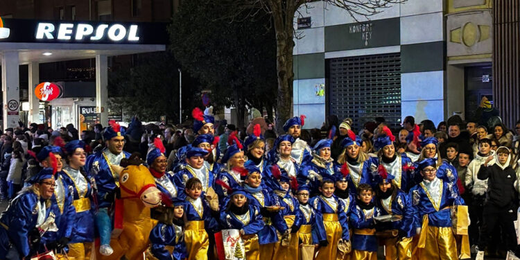 La ilusión de los Reyes Magos inunda Cuenca con una Cabalgata de luz, ilusión y 3.000 kilos de caramelos