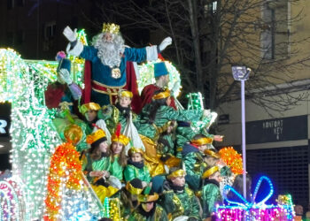 La ilusión de los Reyes Magos inunda Cuenca con una Cabalgata de luz, ilusión y 3.000 kilos de caramelos