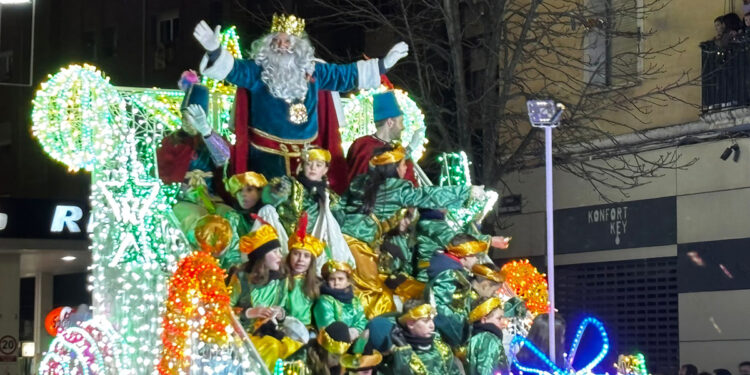 La ilusión de los Reyes Magos inunda Cuenca con una Cabalgata de luz, ilusión y 3.000 kilos de caramelos