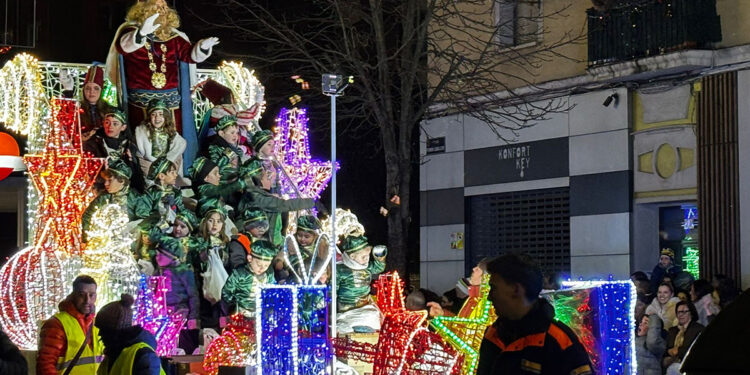 La ilusión de los Reyes Magos inunda Cuenca con una Cabalgata de luz, ilusión y 3.000 kilos de caramelos