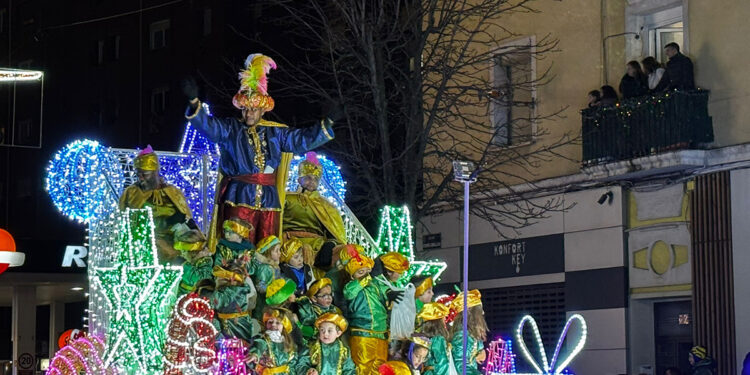 La ilusión de los Reyes Magos inunda Cuenca con una Cabalgata de luz, ilusión y 3.000 kilos de caramelos
