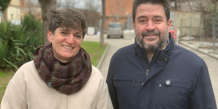 El Salón de Actos del Museo de Guadalajara acogerá una nueva edición de los Aikencuentros, esos espacios de reflexión ciudadana que promueve el grupo municipal AIKE. Para esta ocasión, el interés se pondrá en el Fuerte de San Francisco, y en la obligación de la Junta de Castilla- La Mancha a cumplir la sentencia, respaldada por el nuevo auto del Tribunal Superior de Justicia que fija los plazos concretos para su ejecución. Bajo el título “Guadalajara se hace fuerte”, Susana Martínez, concejala de AIKE en el Ayuntamiento de Guadalajara, y Jorge Riendas, portavoz de la formación, han señalado que el objetivo de este espacio es trasladar a la ciudadanía información objetiva, rigurosa y completa, para poder generar un debate que sea constructivo para uno de los espacios patrimoniales más relevantes que hay en la ciudad. En la mesa intervendrán Beatriz Palancar, periodista y Premio “Libertad de Expresión 2026”, que analizó en unos artículos recientes el recorrido de lo ocurrido; Pablo Simón, abogado experto en Derecho Urbanístico, que desgranará las claves jurídicas de la sentencia y sus implicaciones legales; Esther Santamaría, abogada y extitular de la Asesoría Jurídica del Ayuntamiento de Guadalajara, quien ofrecerá una visión institucional y técnica del recorrido judicial del caso; Ana Ortiz y Susana Granizo, arquitectas del proyecto de la Biblioteca del Fuerte, que explicarán la dimensión arquitectónica y urbanística de la actuación prevista; Blanca Causapié, abogada y jefa del Área de Urbanismo del Ayuntamiento de Guadalajara, que abordará el impacto en la planificación urbanística municipal; y Juan Leal, profesor y exdirector de Cultura del Ayuntamiento, que explicará el proyecto que se planteó para la ampliación de las Escuelas Municipales. Martínez señala que “es imprescindible que en Guadalajara se empiece a hablar del Fuerte, que dialoguemos y que exijamos a nuestras administraciones. Durante décadas no ha pasado nada, no se ha avanzado en nada. El diálogo entre la Junta y el Ayuntamiento, entre el PSOE y el PP, todo ha sido muy limitado. Ya es hora que la ciudadanía tome la voz y diga lo que quiere”. “Estamos ante uno de los proyectos más interesantes para la ciudad en los últimos años. Queremos que la gente se implique activamente. Empezar a divulgar lo que se propuso en su momento, y las necesidades actuales que tenemos a día de hoy en la ciudad. Queremos hablar de los dos proyectos que están consolidados, Escuelas Municipales y Biblioteca, pero también de lo que se pueda crear”, afirma Riendas. AIKE ha mostrado un compromiso constante y activo en este espacio patrimonial, trasladando el debate en el Pleno y también en la esfera pública. Mediante mociones, preguntas en el pleno, organizando otros Aikencuentros específicos e impulsando o respaldando acciones jurídicas encaminadas al cumplimiento de la legalidad. Su posicionamiento ha sido para defender el interés general y la recuperación de espacio para el uso y disfrute de la gente. El acto contará con servicio de kangureo para aquellas familias que lo necesiten.