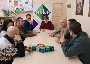 AIKE se reúne con los trabajadores de los autobuses y pide responsabilidades por la situación del servicio
