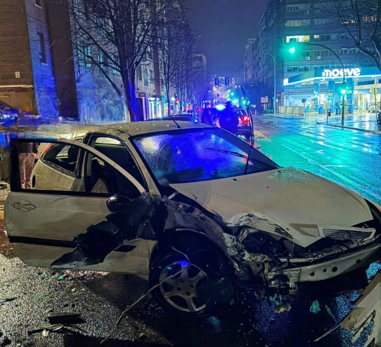Accidente de tráfico en Cuenca sin heridos pero con daños en mobiliario urbano