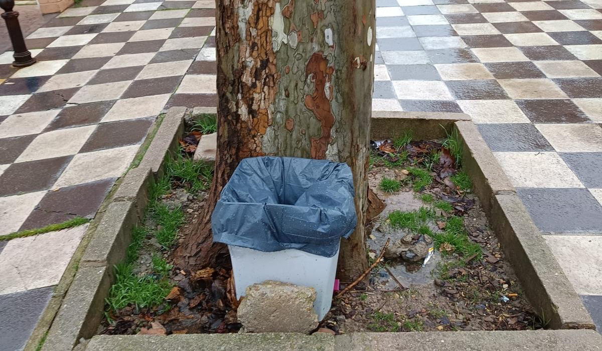 Álvaro Barambio exige la reposición urgente de contenedores y la instalación de papeleras en la zona del Bosque de Acero