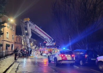 Bomberos y Policía Local de Cuenca intervienen en San Lázaro ante el riesgo de caída de un árbol