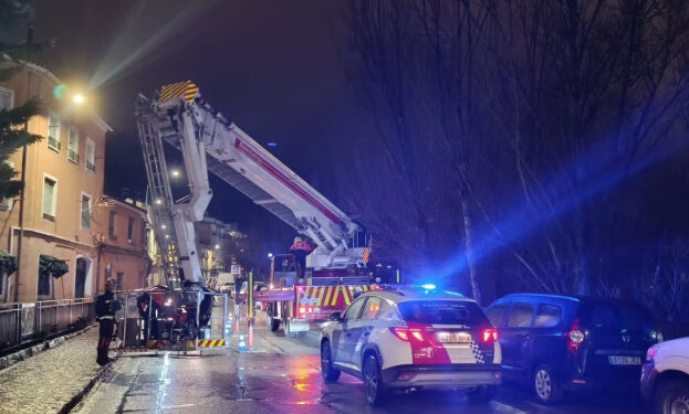 Bomberos y Policía Local de Cuenca intervienen en San Lázaro ante el riesgo de caída de un árbol 1 Bomberos y Policía Local de Cuenca intervienen en San Lázaro ante el riesgo de caída de un árbol