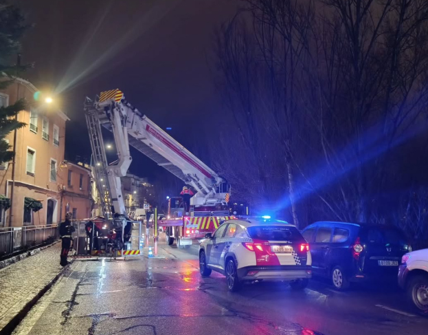 Bomberos y Policía Local de Cuenca intervienen en San Lázaro ante el riesgo de caída de un árbol